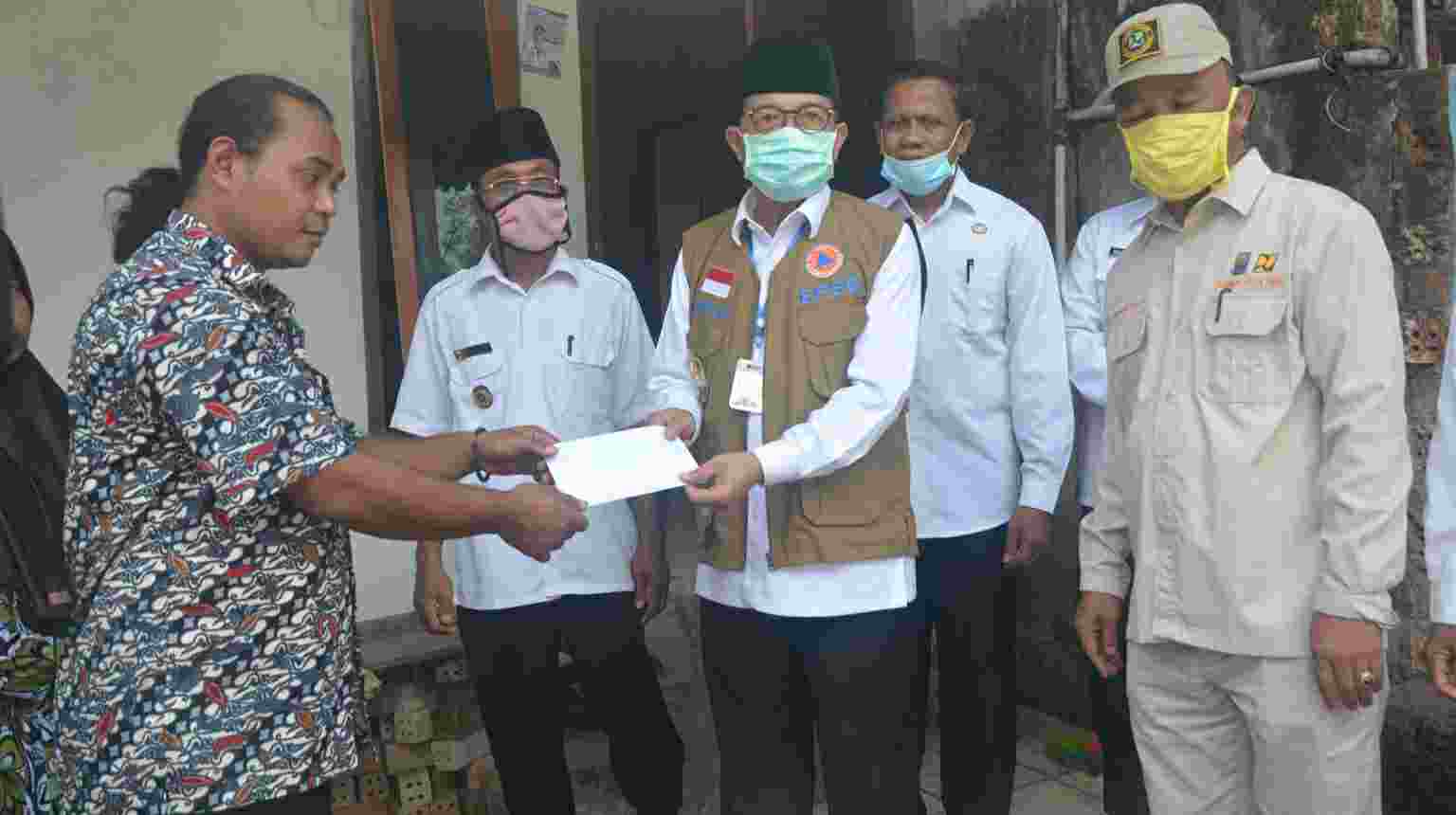 Fachrori Umar saat serahkan bantuan JPS Covid-19 Tahap II di Sarolangun