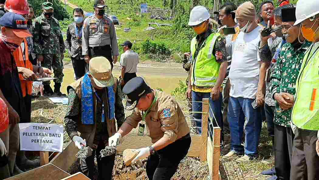 Fachrori Umar bersama Al Haris saat peletakan batu pertama pembangunan jembatan rantau limau manis 