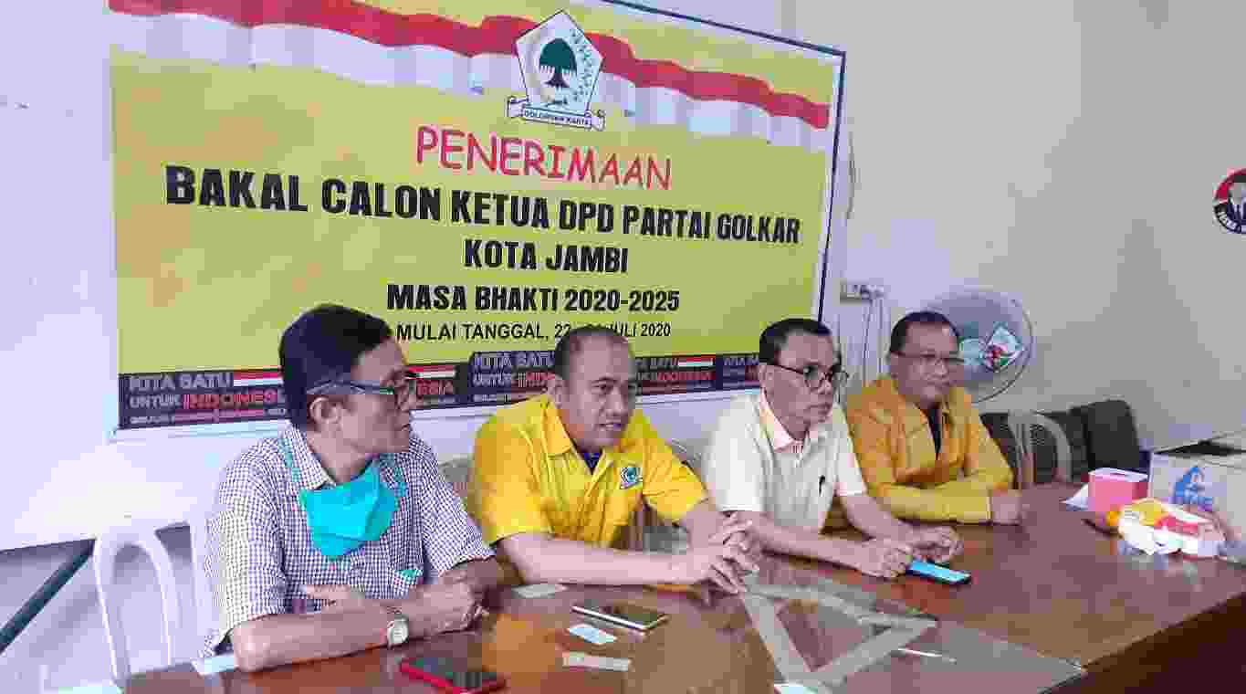 Ketua Panitia, Ahmad Hanafiah (dua dari kana)