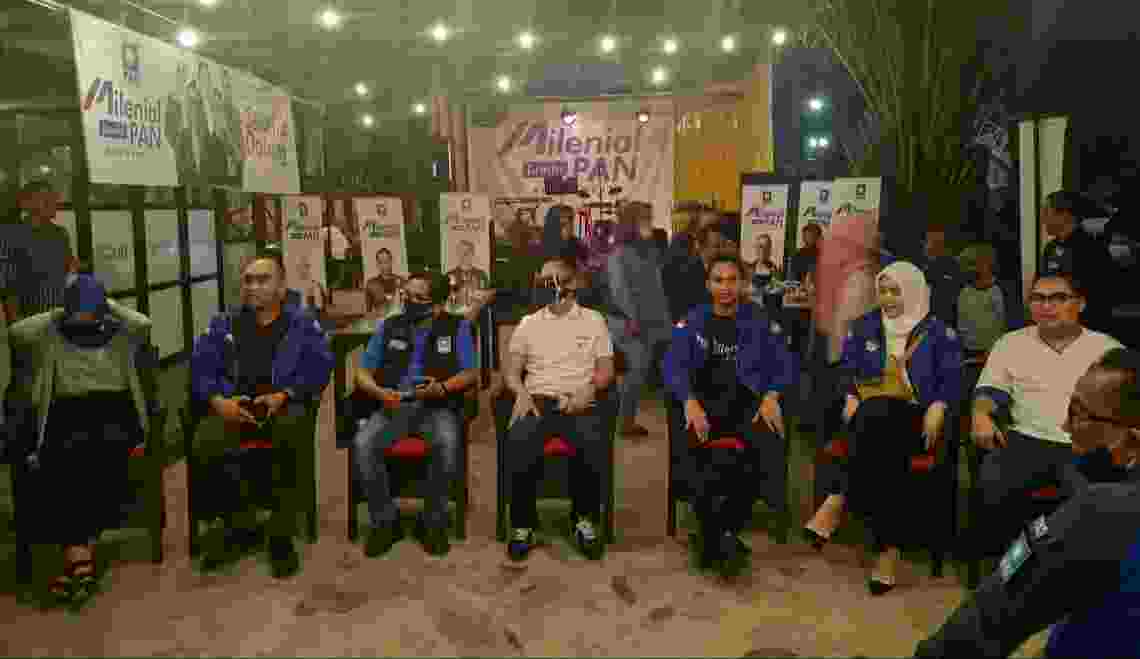 Sekjen DPP PAN, Eddy Soeparno (tengah)