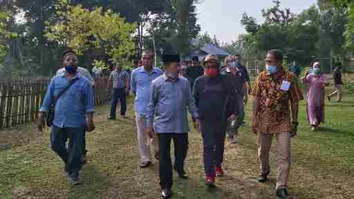 Al Haris (tengah) saat berkunjung ke lahan pertanian organik Mitra Aksi Foundation, Pijoan