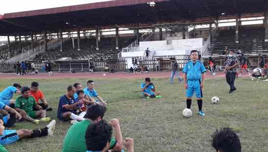 Al Haris (berdiri) saat persiapan bermain bola di Stadion Tri Lomba Juang, Kota Jambi