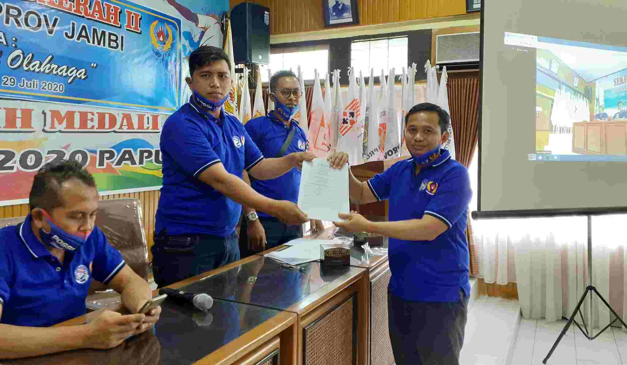 Pimpinan sidang saat penyerahan ke ketua terpilih POSSI Pengprov Jambi, Asari Syafii