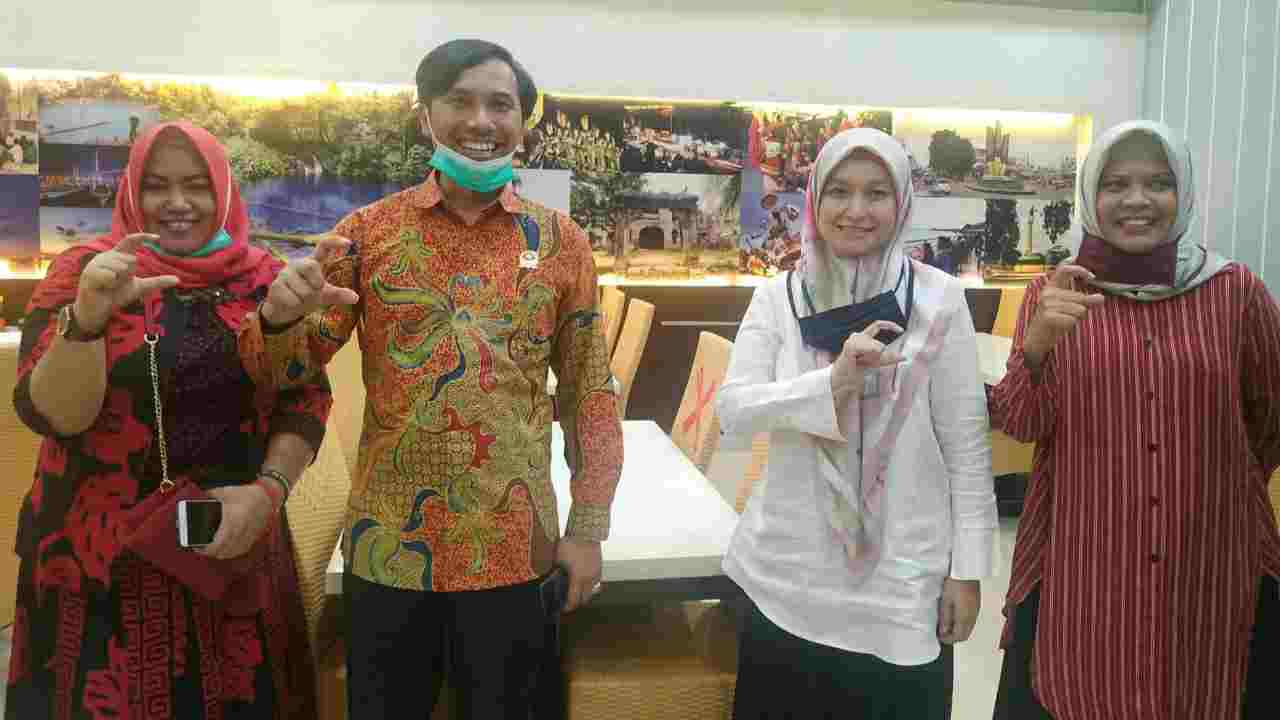 Edi Purwanto (dua dari kiri) dan Ratu Munawaroh (dua dari kanan)