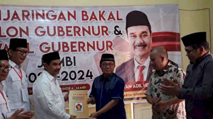 Fachrori (tiga dari kanan) saat pengembalian berkas pendaftaran Bacagub di DPD Gerindra Jambi