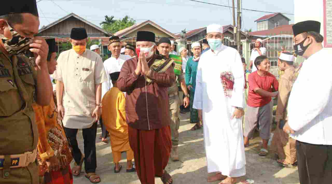 Bupati Tanjab Barat, Safrial (tengah)