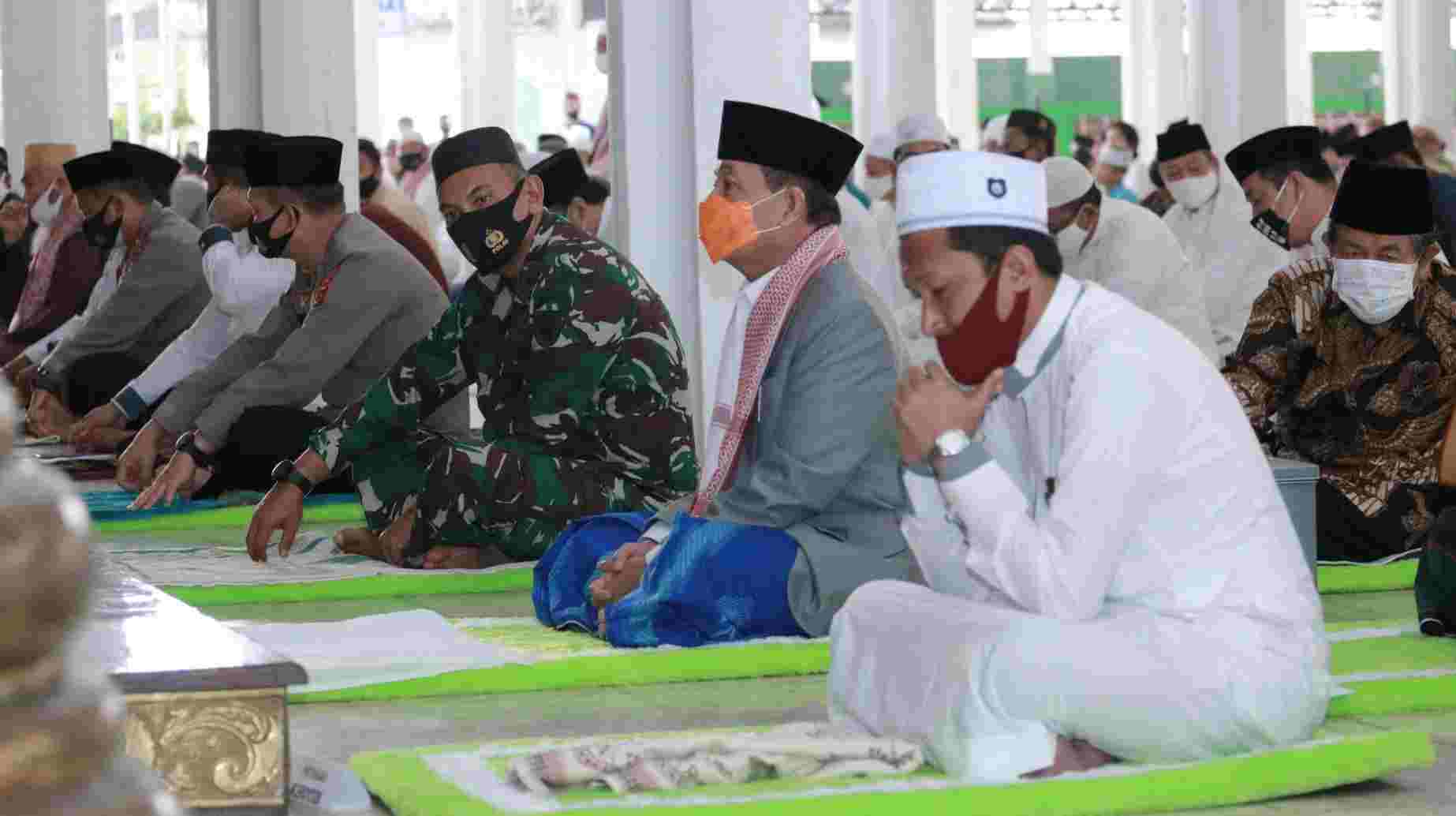 Fachrori Umar saat Shalat Idul Adha di Masjid Agung Al-Fallah