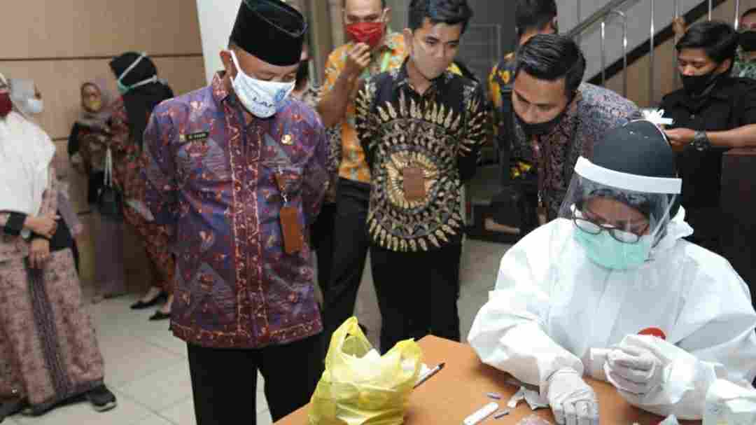 Fauzi (kiri) saat melihat hasil uji rapid tes pegawai PUPR Jambi