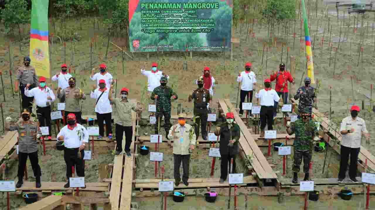 Fachrori Umar dan Safrial saat tanam pohon  mangrove