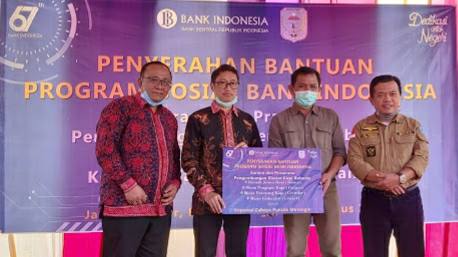 Al Haris (kanan) saat hadiri bantuan Bank Indonesia