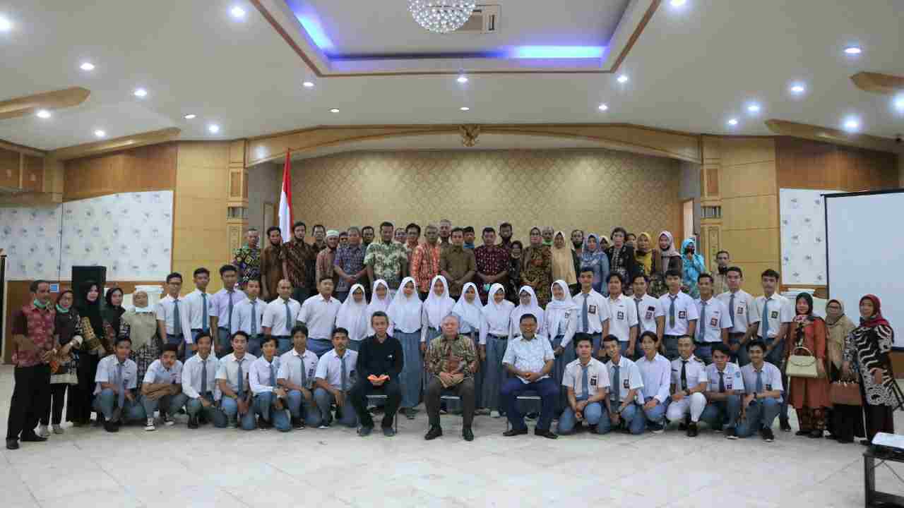 Bupati Safrial (tengah) saat sesi foto bersama sebelum lepas calon Mahasiswa BUD Akamigas Cepu