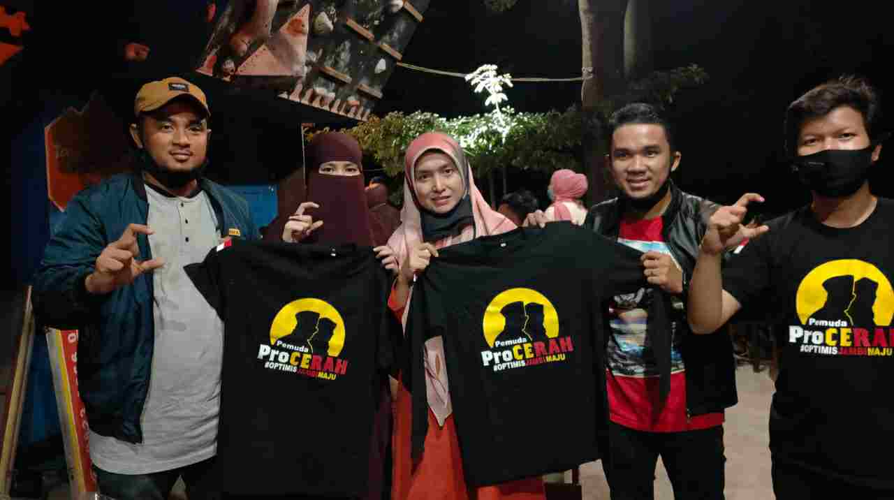 Ketum ProCE, Yunipan Pirnando (kanan) bersama Ratu Munawaroh (tengah)