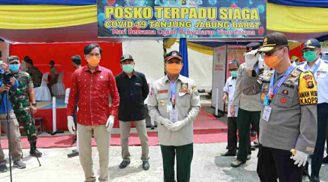 Fachrori Umar, Kapolda Jambi dan Ketua DPRD Provinsi Jambi saat tinjau posko perbatasan