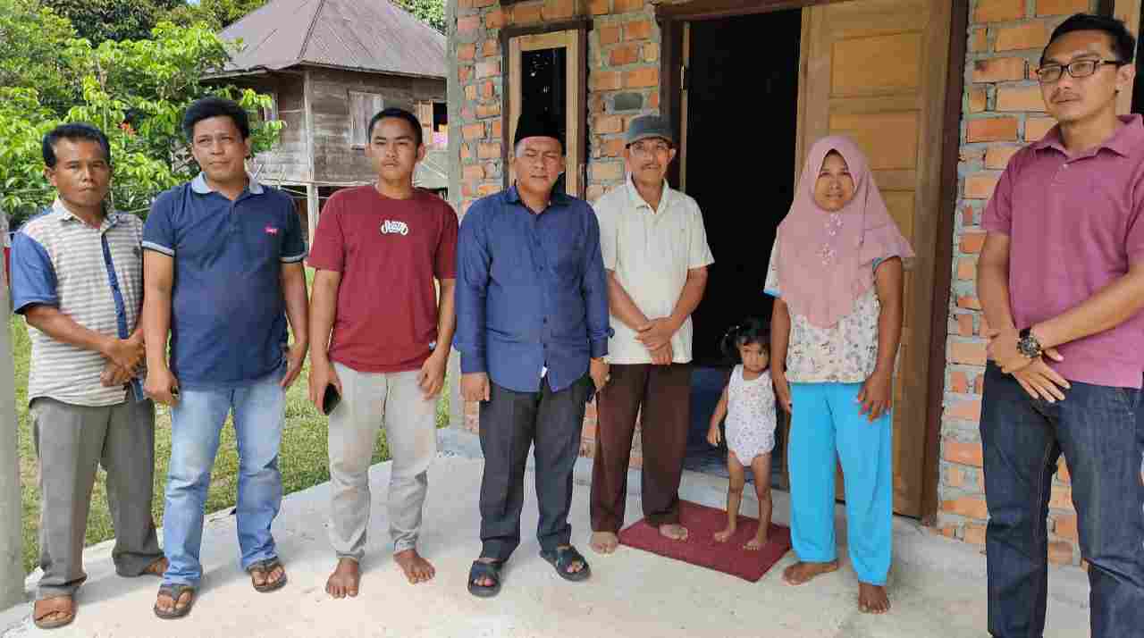 Sofyan Ali (tengah) saat tinjau penerima manfaat bedah rumah di Merangin 