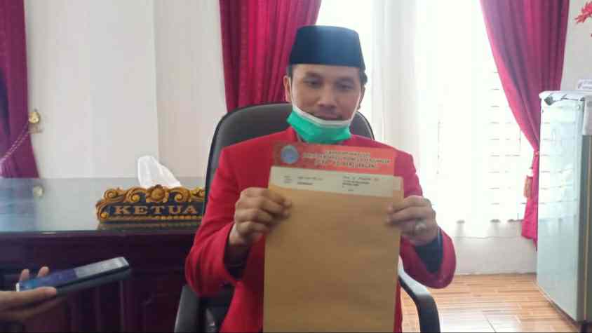 Edi Purwanto saat memperlihatkan rekomendasi PDI Perjuangan di Pilgub Jambi