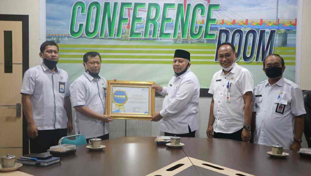Bupati Safrial saat terima penghargaan dari BPS