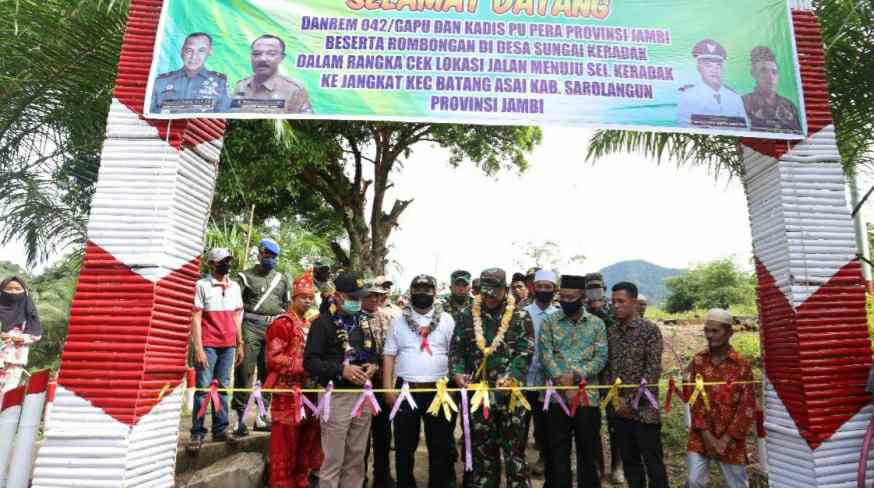 Fauzi dampingi Danrem 0420/Gapu cek jalan Desa Sungai Keradak