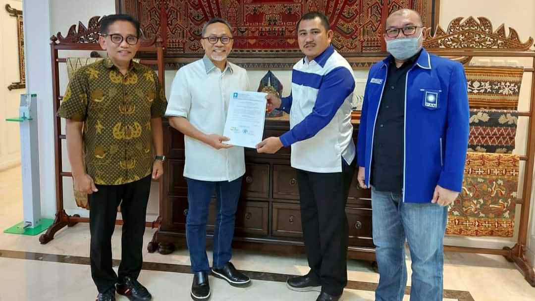 Zulhas saat serhakan SK Rekomendasi yang diterima Mashuri