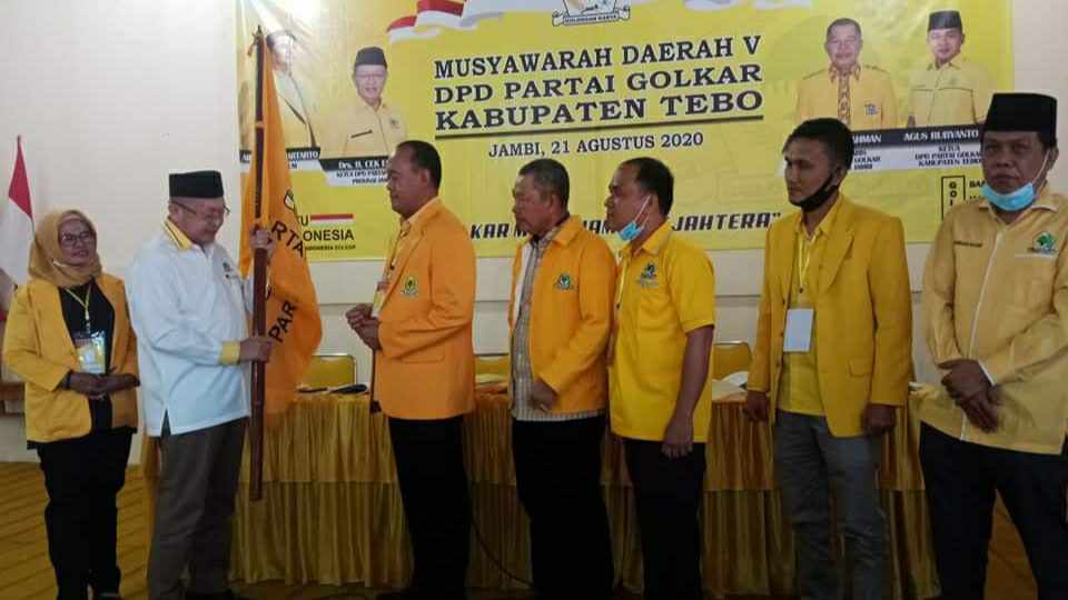 Cek Endra saat serahkan Panji Golkar ke Sukandar