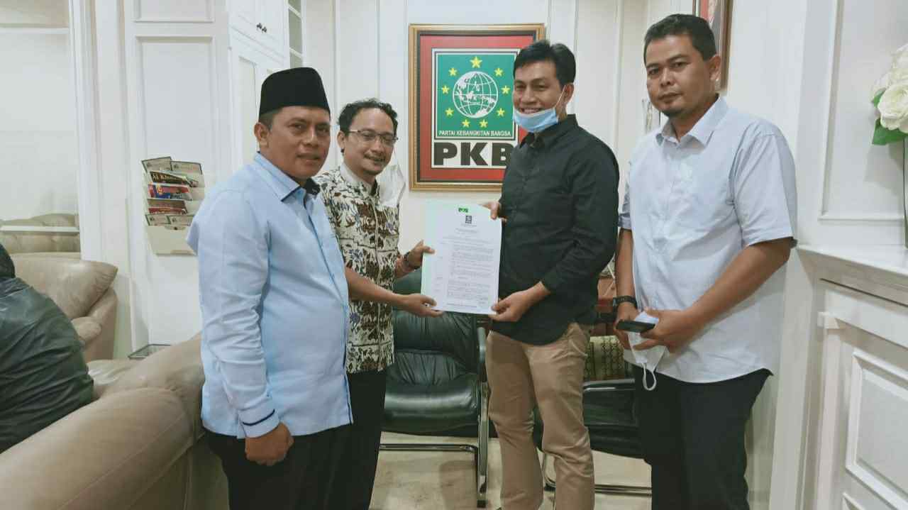 Sofyan Ali (kiri) saat mendampingi Fadhil menerima SK rekomendasi PKB