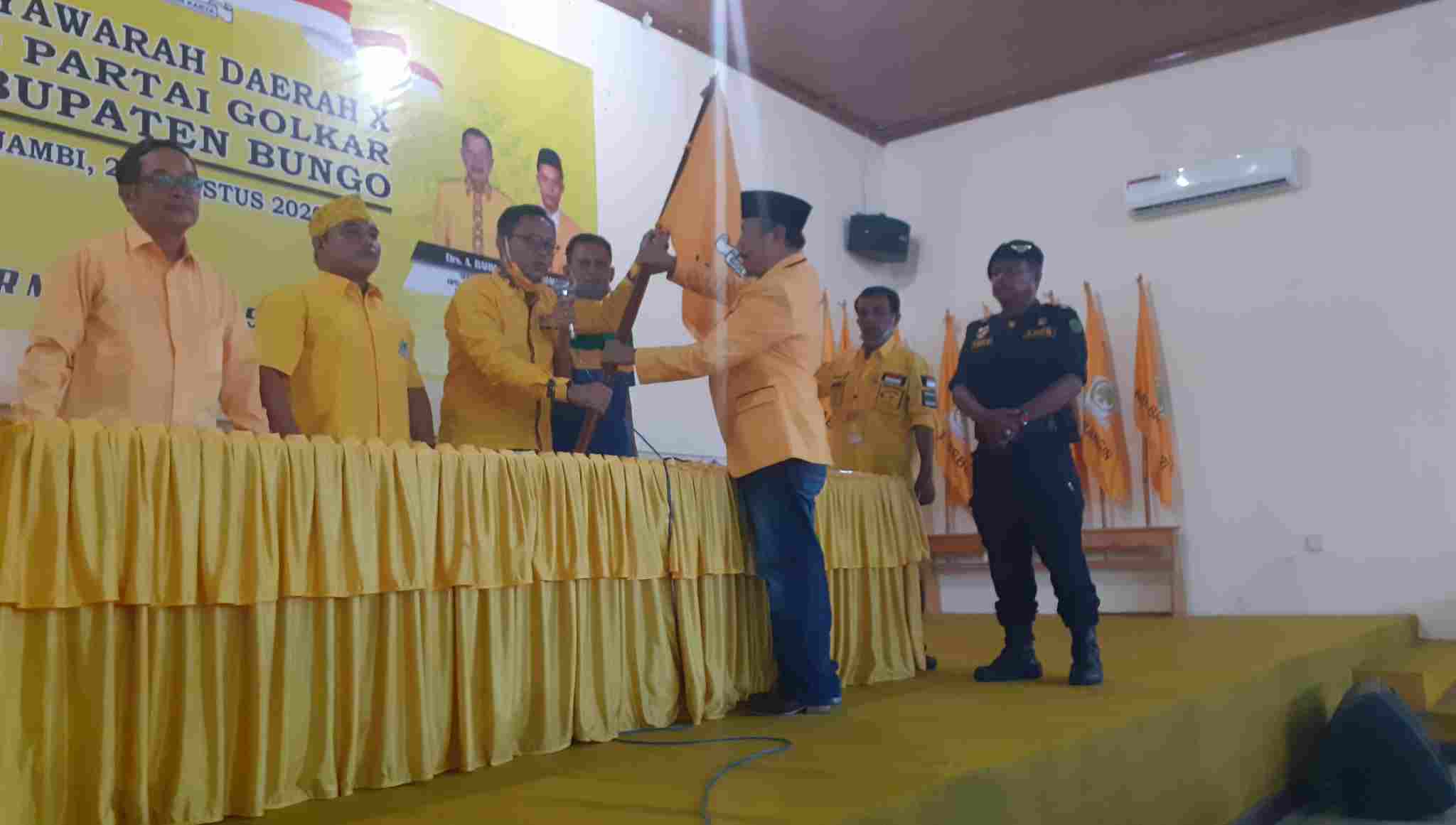 Bambang Hermanto saat terima Petaka Golkar 