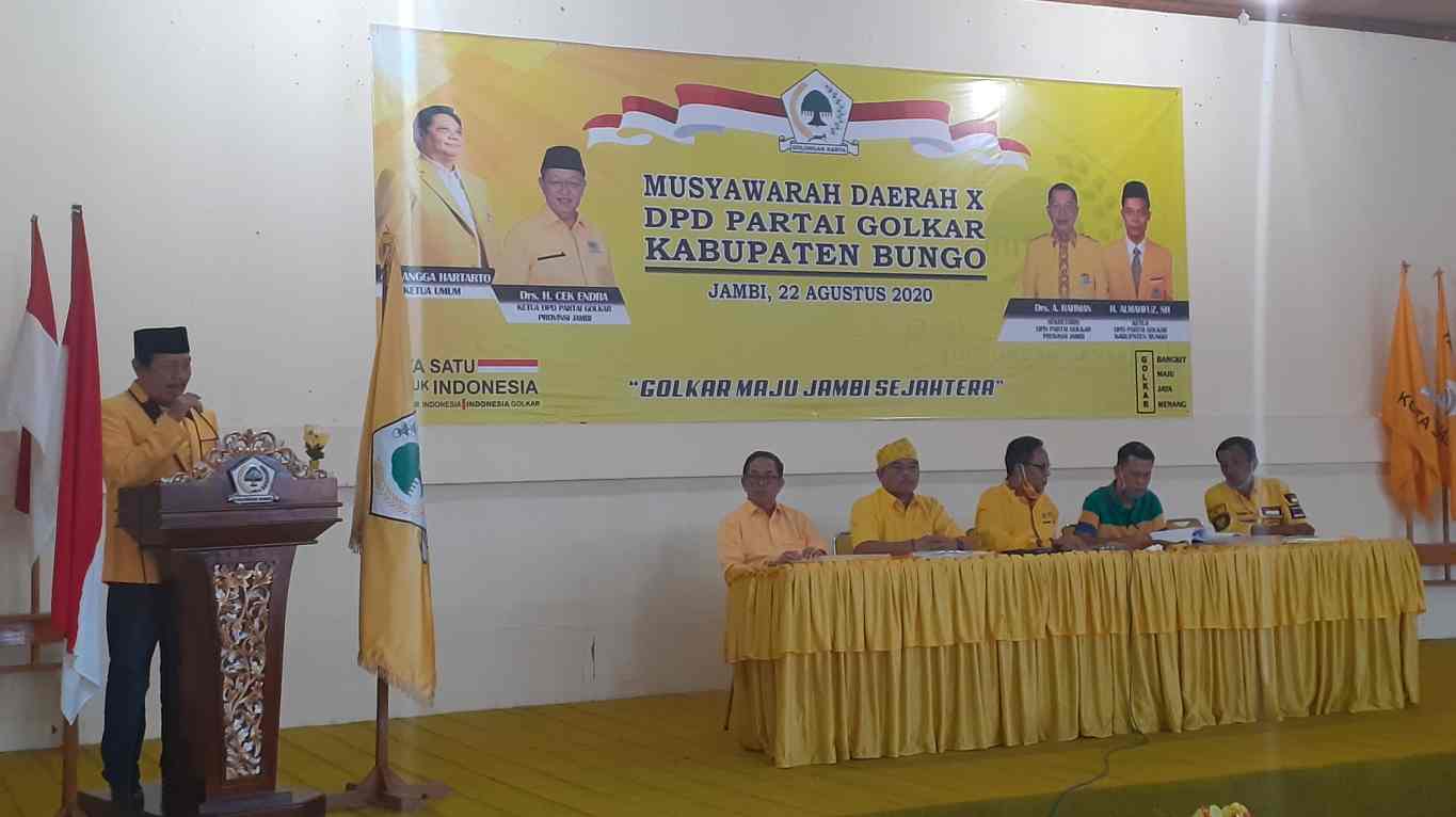 Bambang Hermanto (kiri) saat sampaikan sambutan