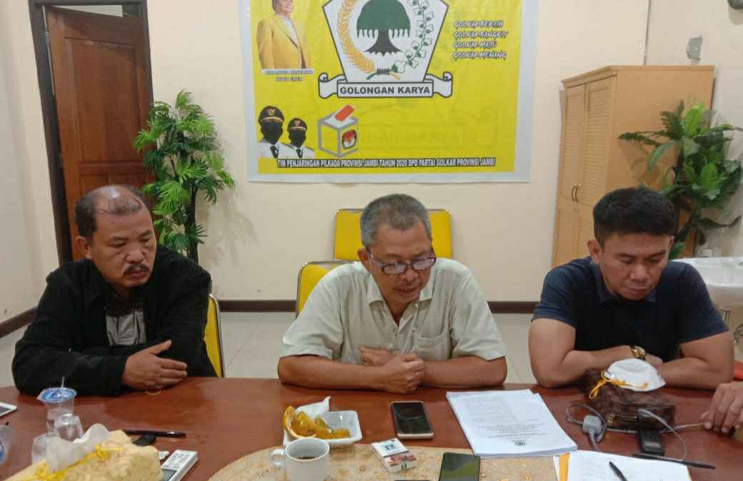 Sekretaris Golkar Provinsi Jambi, A. Rahman (tengah)