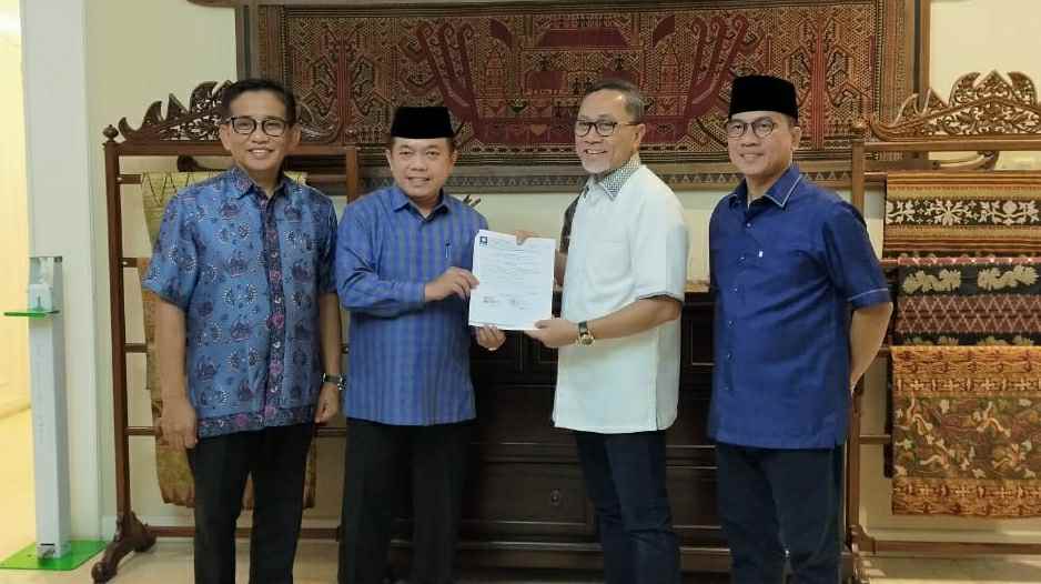 Ketum PAN Zulkifli Hasan saat serahkan SK rekomendasi ke Al Haris