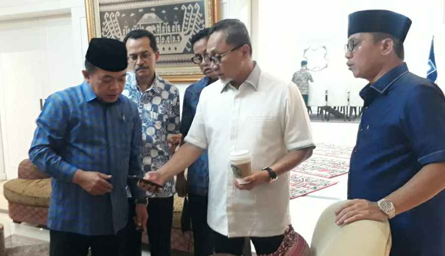 Al Haris saat bersama Ketum PAN Zulkifli Hasan