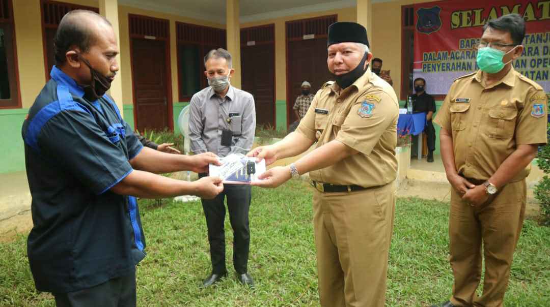 Safrial saat serahkan bantuan kendaraan operasional isemsi buatan