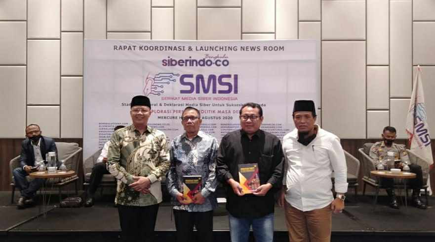 Firdaus bersama Hendry CH Bangun saat terima cendera mata