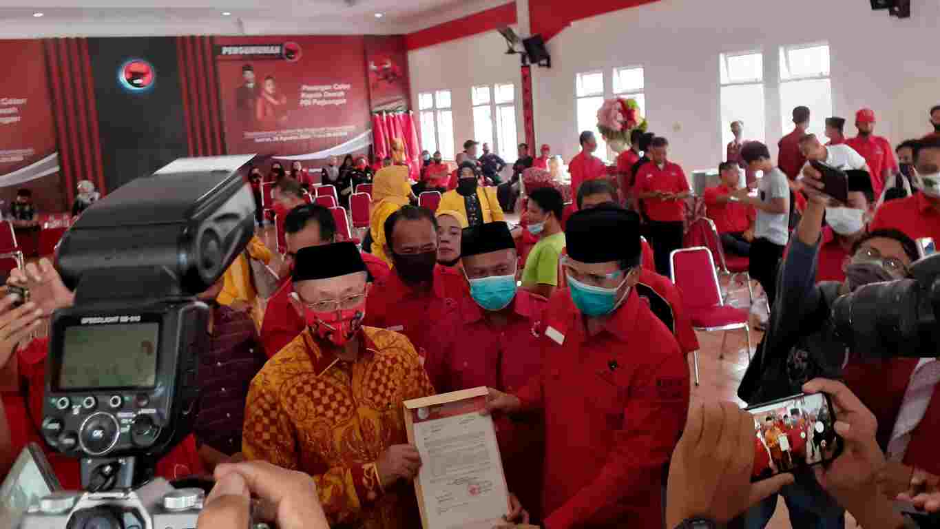 Edi Purwanto saat serahkan rekomendasi dukungan ke Cek Endra