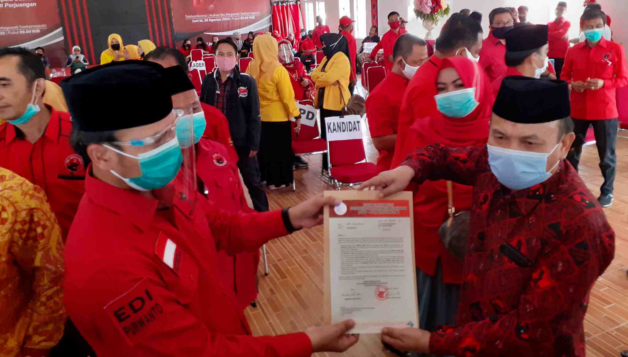 Edi Purwanto saat serahkan SK rekomendasi ke Herdizal