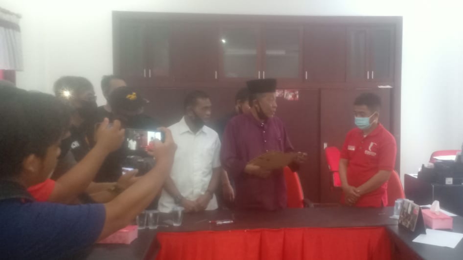Abdullah Sani saat serahkan surat pengunduran diri ke DPD PDIP Jambi