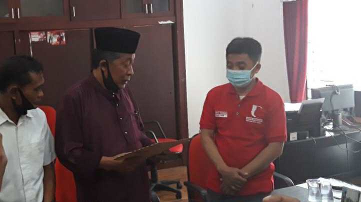 Abdullah Sani saat serahkan surat pengunduran diri ke DPD PDIP Jambi 