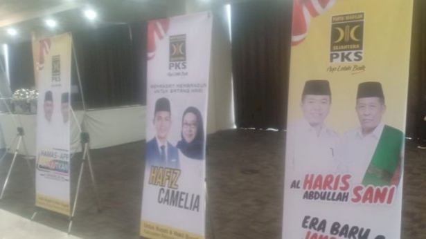 Banner pasangan Cakada yang diusung PKS di Pilkada Serentak Provinsi Jambi 2020