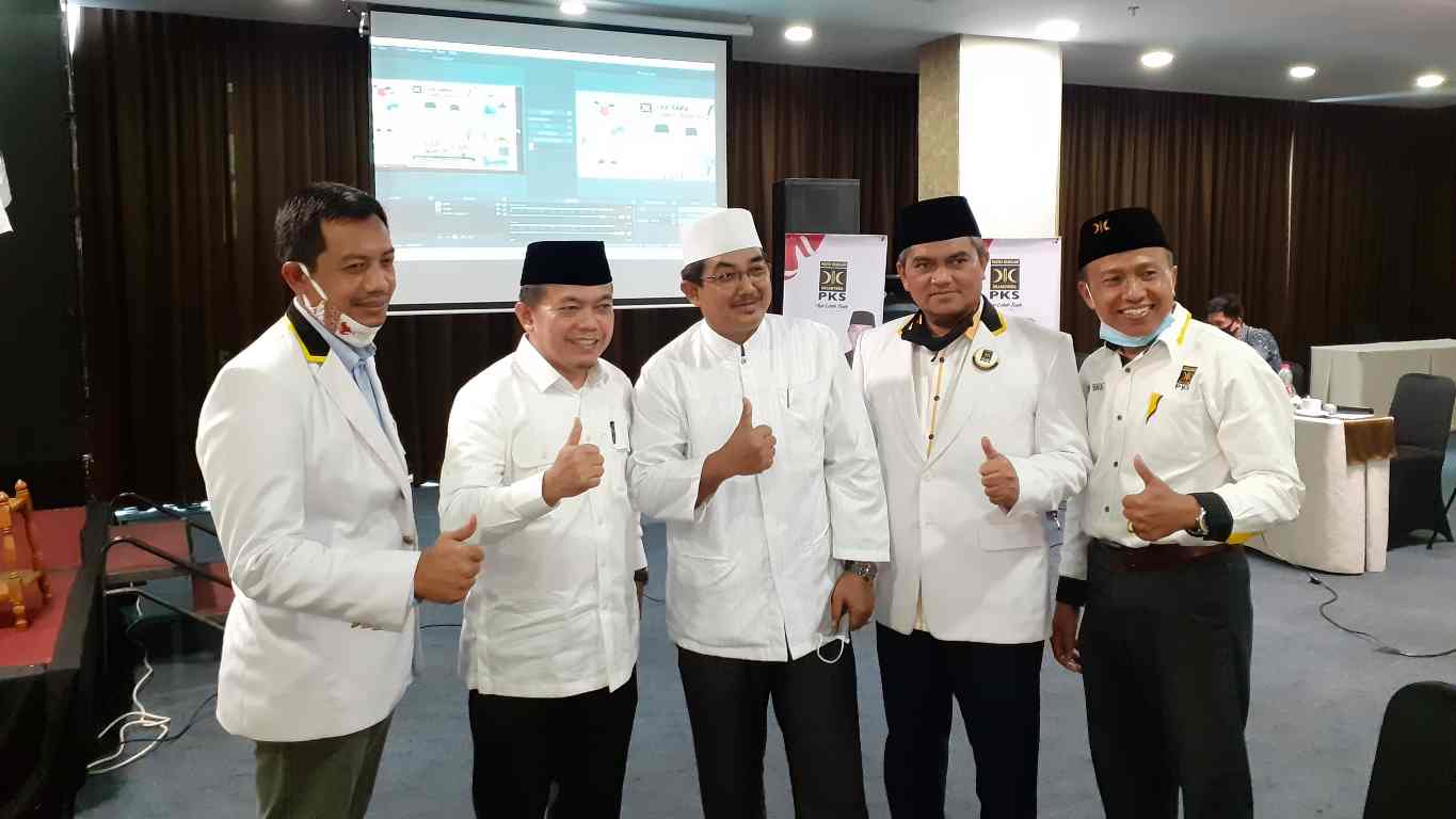 Anwar Sadat (tengah) usai penerimaan B1 KWK PKS