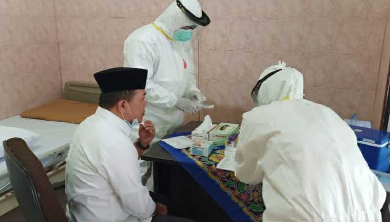 Al Haris saat jalani uji Swab di RSUD Raden Mattaher Jambi 