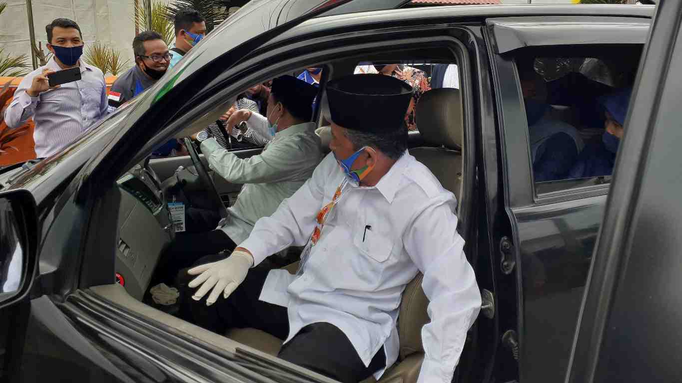 Al Haris dan Abdullah Sani saat tiba di KPU Provinsi Jambi