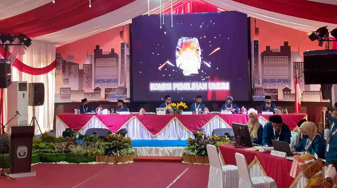 Komisioner KPU Jambi saat penerimaan berkas pendaftaran Haris-Sani