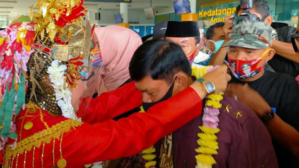 Syafril Nursal saat menerima pengalungan bunga ketika tiba di Jambi