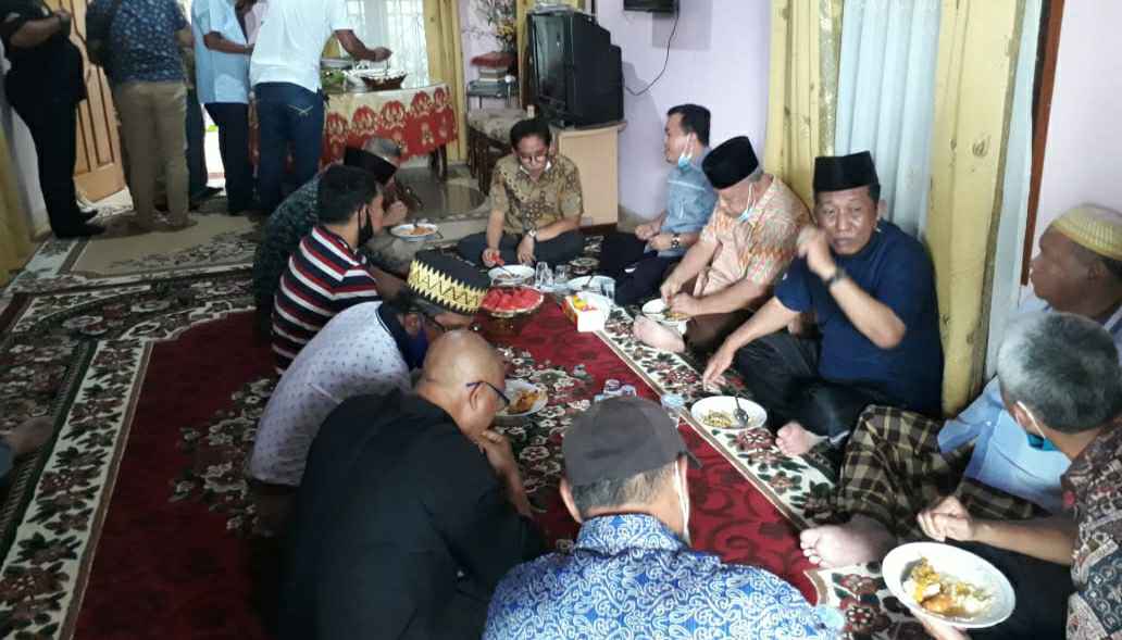 Haris-Sani saat sowan ke kediaman Yusuf Majid didampingi H. Bakri dan HM Madel