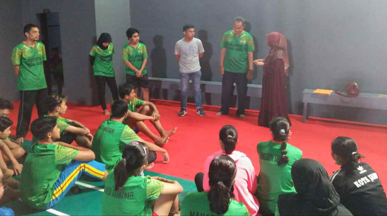 Amri (tiga dari kiri) saat beri motivasi anak-anak Pelatprov