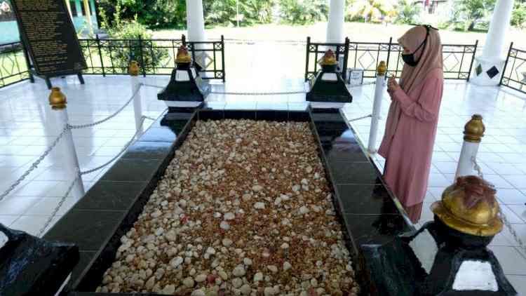 Ratu Munawaroh saat ziarah di Makam Sultan Thaha Syaifuddin