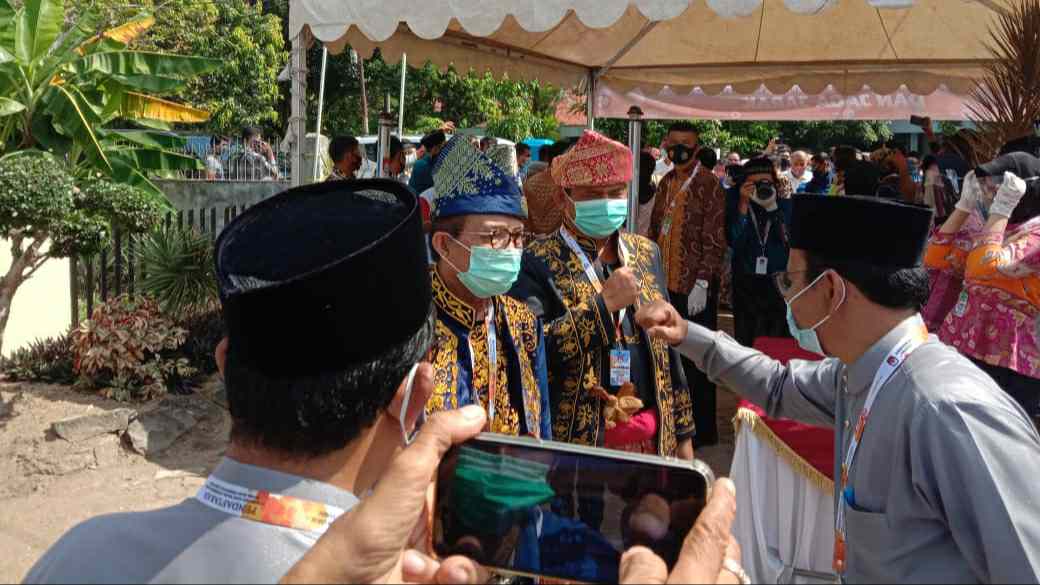 Fachrori-Syafril tiba di KPU Provinsi Jambi dengan mengenakan baju adat Jambi