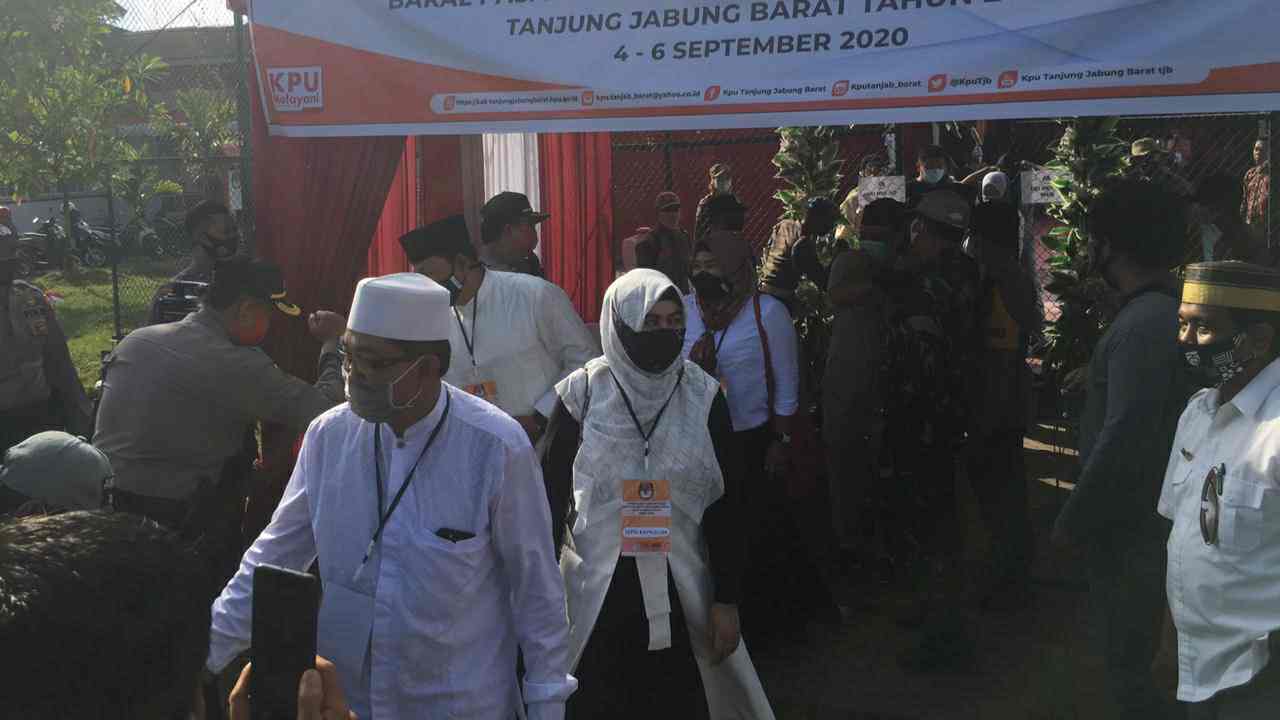 Anwar Sadat dan Hairan usai pendaftaran di KPU Tanjab Barat