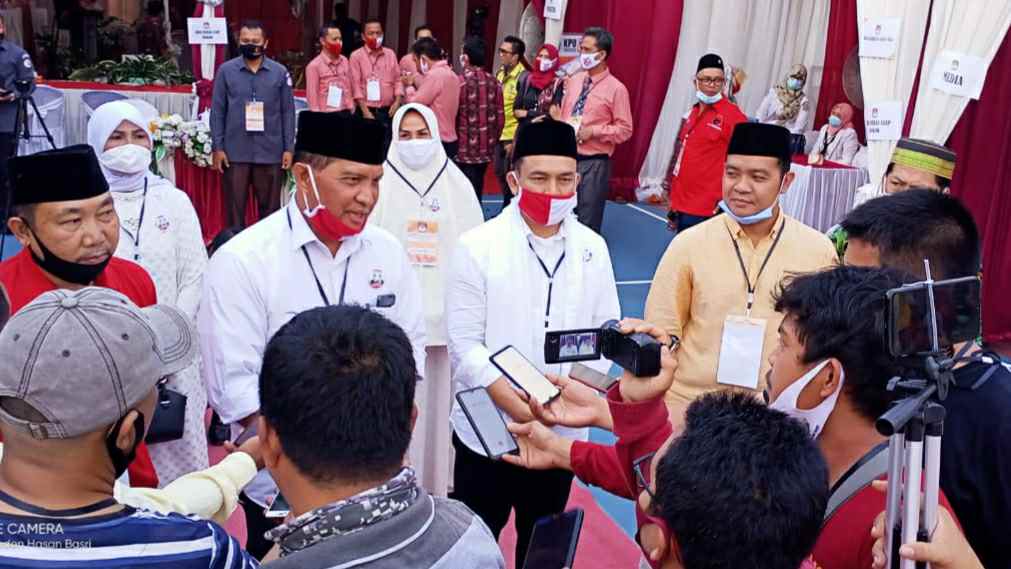 Mulyani-Amin saat wawancara dengan awak media usai pendaftaran di KPU Tanjab Barat