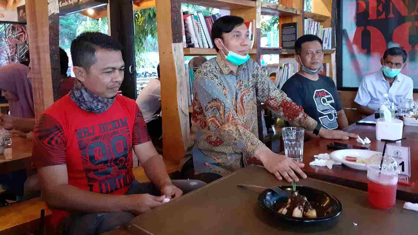 Desy Ariyanto (kiri)