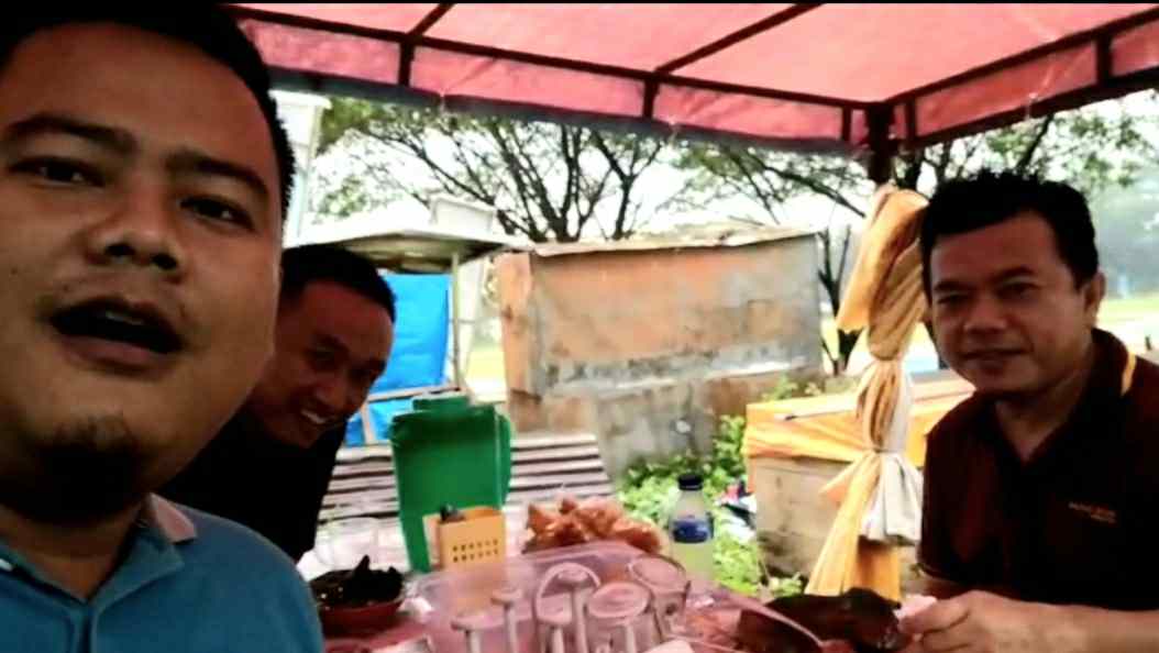 Al Haris saat bersama dua orang dekatnya