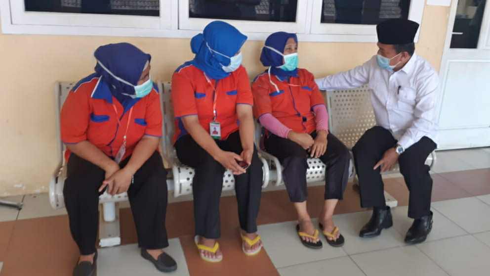 Al Haris saat bercengkrama dengan pegawai RSUD Raden Mattaher Jambi
